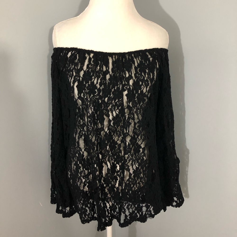 Gorgeous lace off shoulder top TPARTY